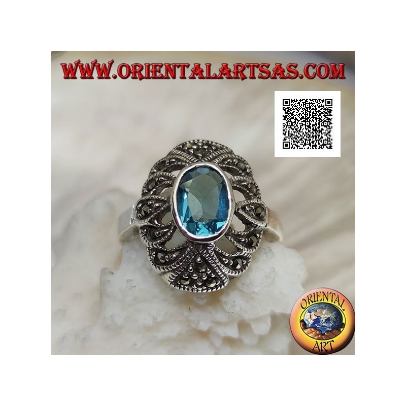 Bague en argent avec topaze bleue ovale sur un ovale convexe perforé parsemé de marcassite