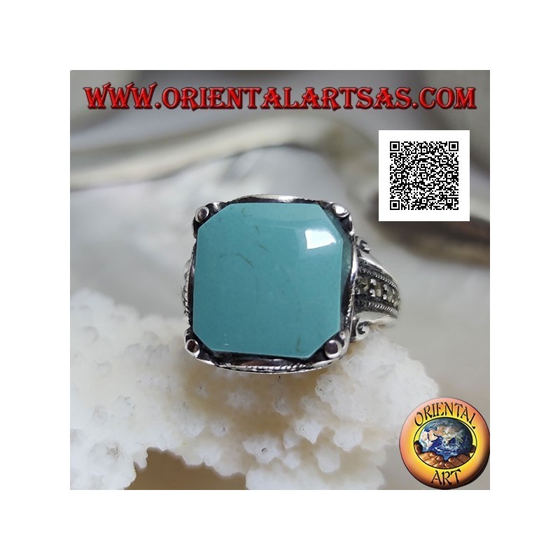 Anillo de plata con turquesa cabujón cuadrado en marco ondulado y marcasita alrededor y a los lados