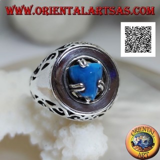 Bague en argent avec pyramide turquoise sertie sur un disque lisse ajouré floral sur les côtés