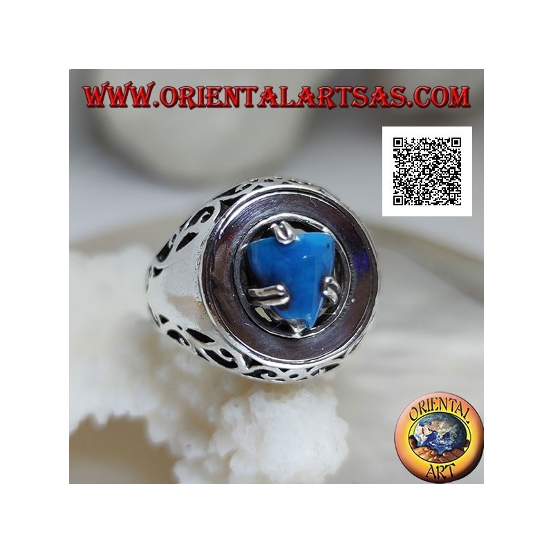 Anello in argento con piramide di turchese incastonata su disco liscio con trafori floreali sui lati