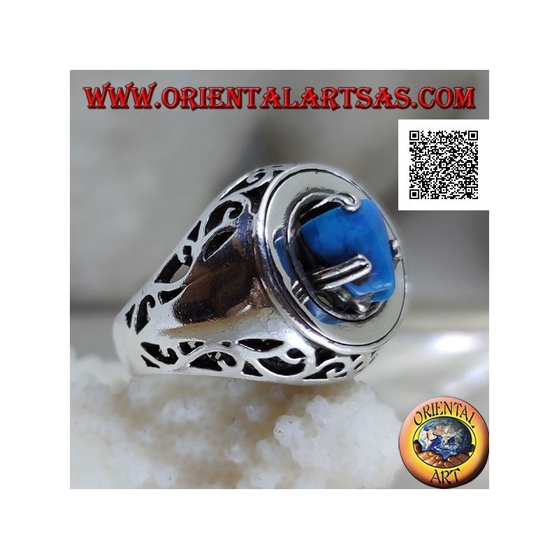 Anello in argento con piramide di turchese incastonata su disco liscio con trafori floreali sui lati