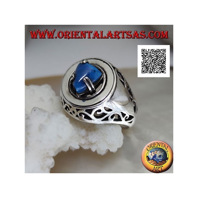 Bague en argent avec pyramide turquoise sertie sur un disque lisse ajouré floral sur les côtés
