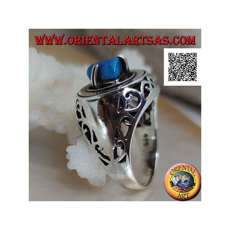 Anello in argento con piramide di turchese incastonata su disco liscio con trafori floreali sui lati
