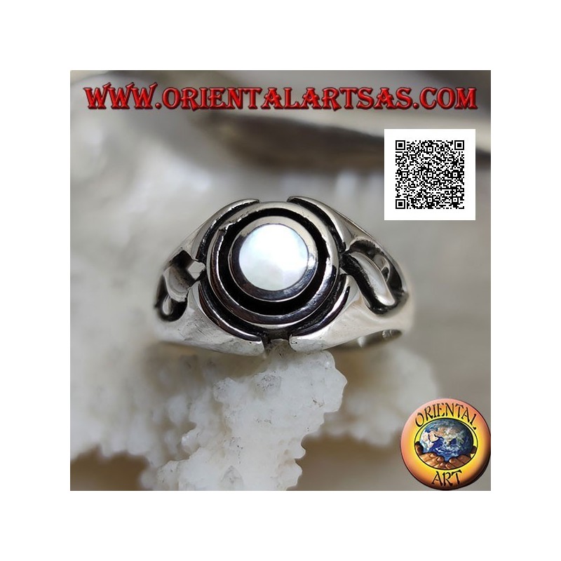 Anillo de plata con nácar redondo entre discos concéntricos grabados y calado en los laterales