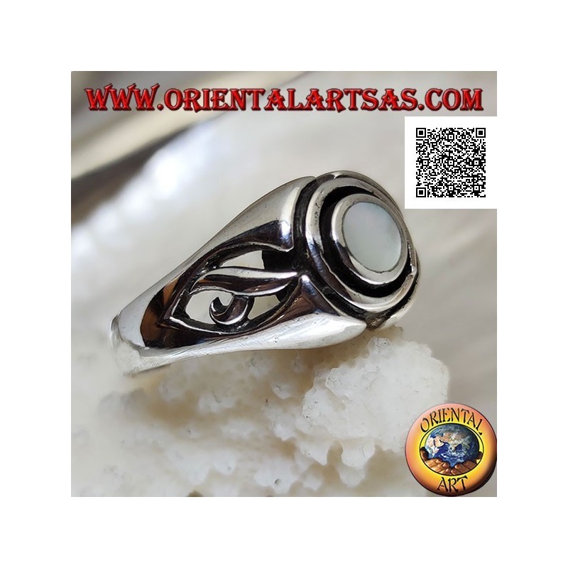 Bague en argent avec nacre ronde entre disques concentriques gravés et ajourée sur les côtés