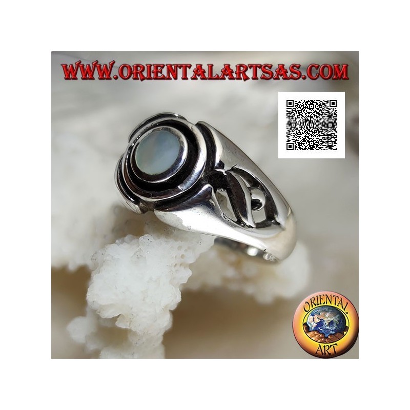 Anillo de plata con nácar redondo entre discos concéntricos grabados y calado en los laterales