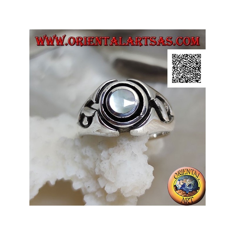 Anillo de plata con nácar redondo entre discos concéntricos grabados y calado en los laterales