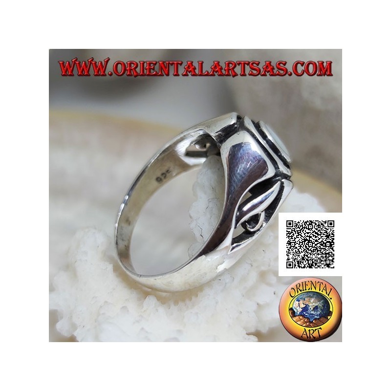 Bague en argent avec nacre ronde entre disques concentriques gravés et ajourée sur les côtés