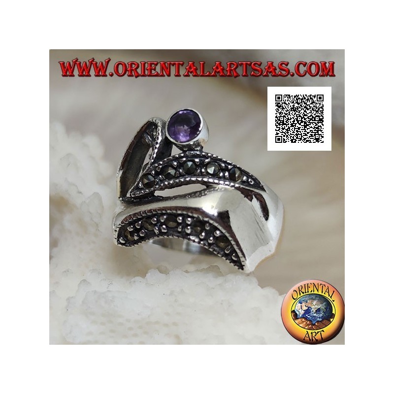 Bague en argent de forme abstraite dans un style futuriste avec des parties de marcassite et d'améthyste ronde