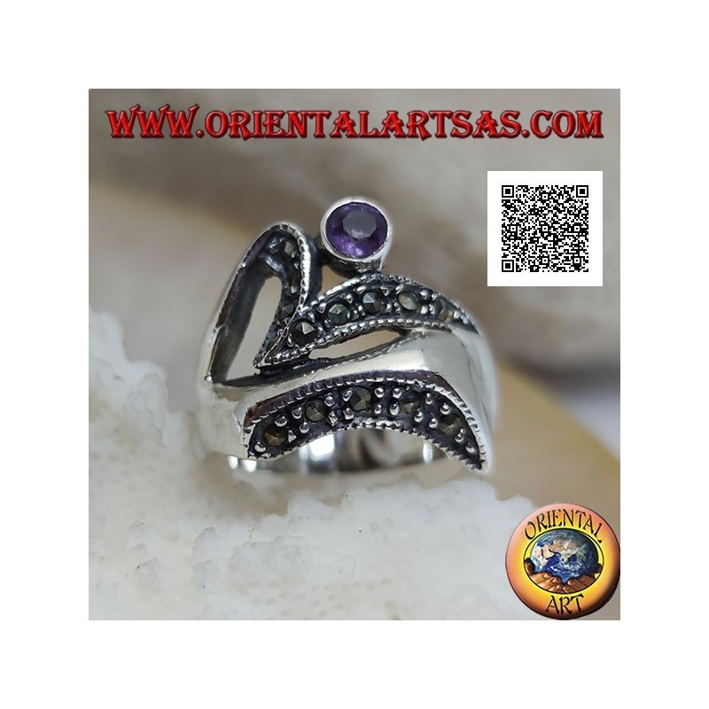 Anillo de plata de forma abstracta en estilo futurista con partes de marcasita y amatista redonda