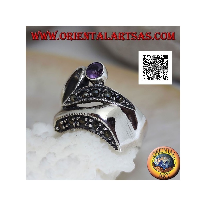 Bague en argent de forme abstraite dans un style futuriste avec des parties de marcassite et d'améthyste ronde