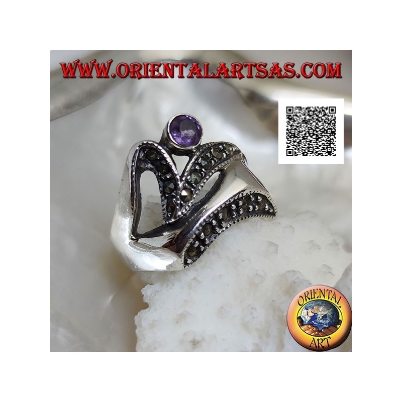 Anello in argento di forma astratta in stile futuristico con parti di marcassite e ametista tonda