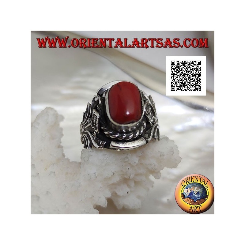 Anello in argento con corallo antico tibetano ovale con intreccio e fiore integrale sui lati