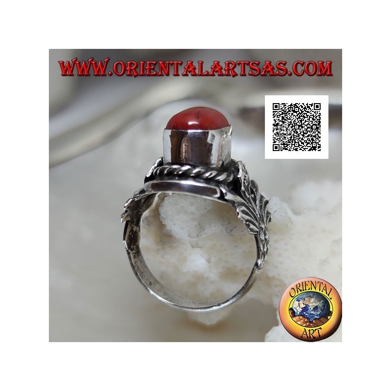Bague en argent avec corail antique tibétain ovale avec entrelacement et fleur intégrale sur les côtés