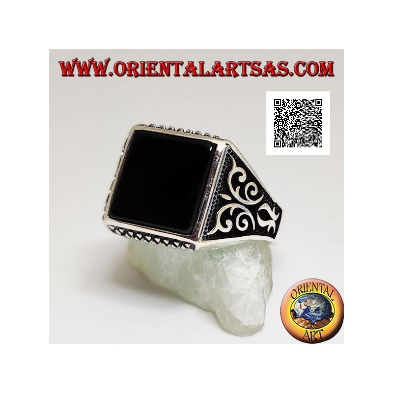 Silver ring with square onyx, up and down rhombus engravings and high relief decorations on the sides