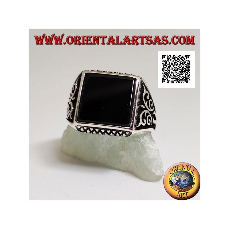 Anillo de plata con ónix cuadrado, grabados de rombos arriba y abajo y decoraciones en alto relieve en los laterales