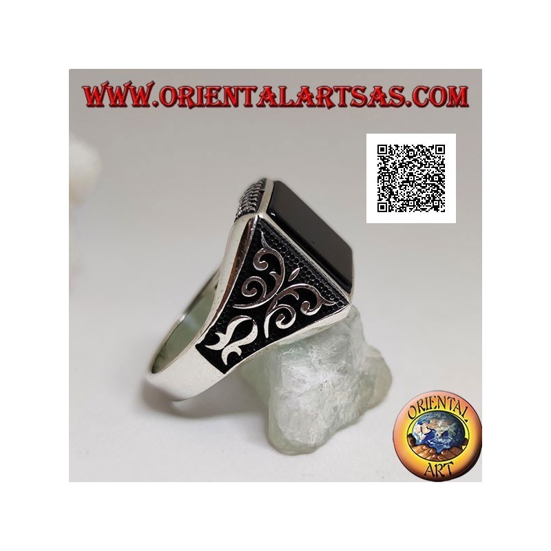 Anillo de plata con ónix cuadrado, grabados de rombos arriba y abajo y decoraciones en alto relieve en los laterales
