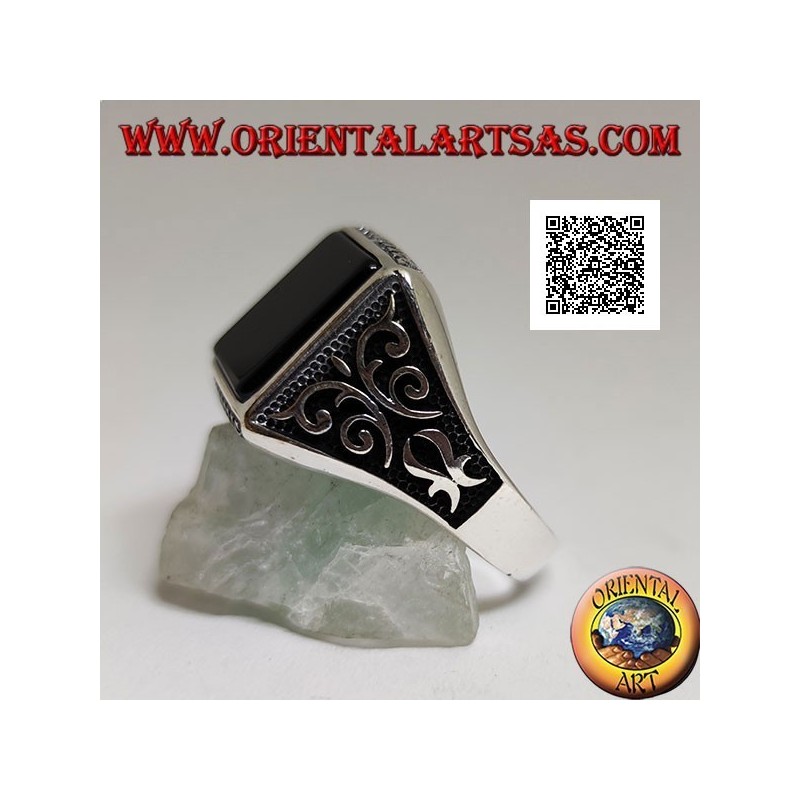 Silberring mit quadratischem Onyx, Rautengravuren auf und ab und hochreliefierten Verzierungen an den Seiten