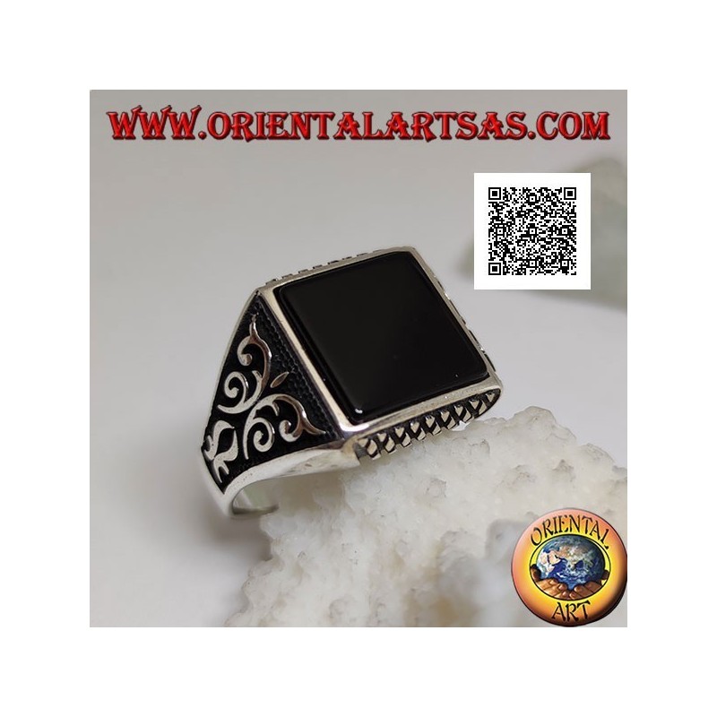 Anillo de plata con ónix cuadrado, grabados de rombos arriba y abajo y decoraciones en alto relieve en los laterales