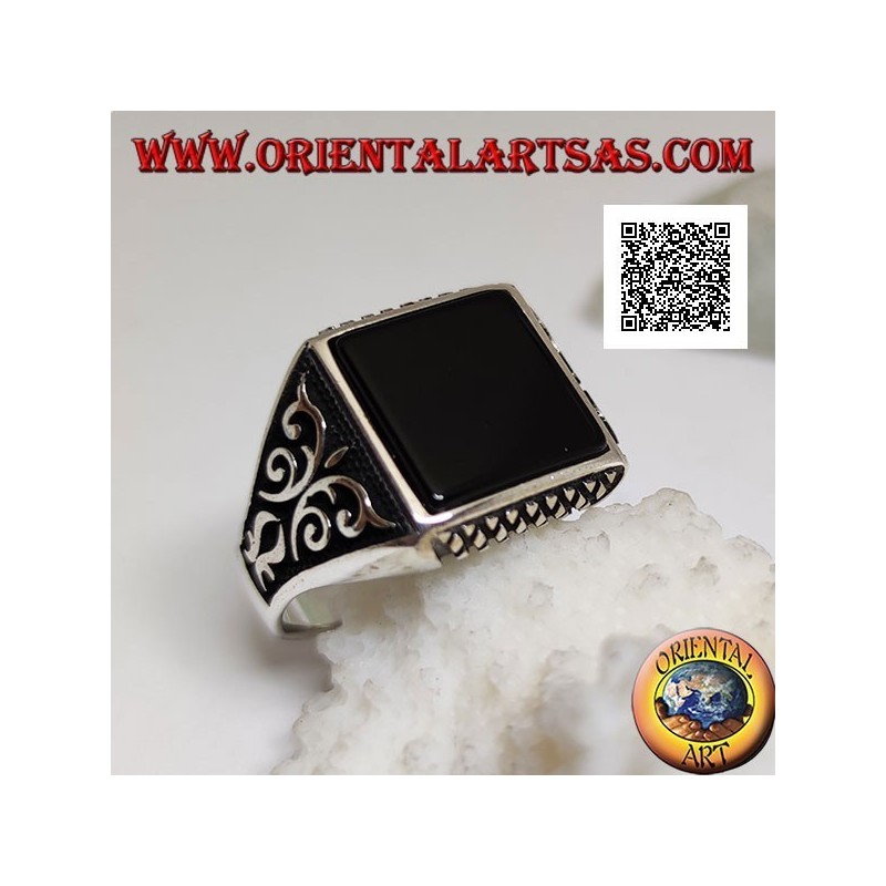 Anillo de plata con ónix cuadrado, grabados de rombos arriba y abajo y decoraciones en alto relieve en los laterales