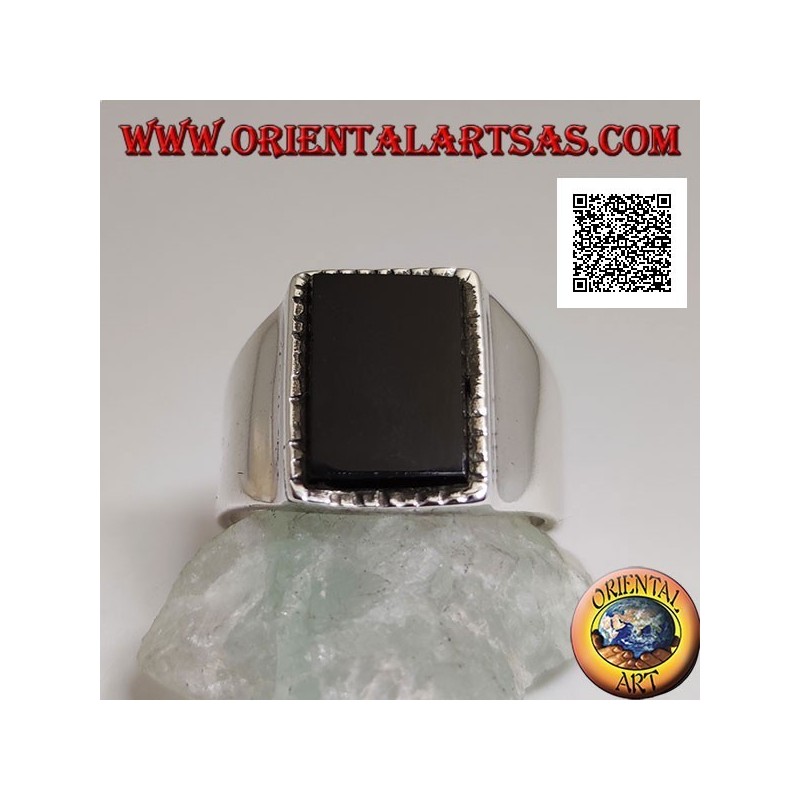 Bague en argent avec onyx rectangulaire en relief avec bord légèrement rayé sur une monture lisse