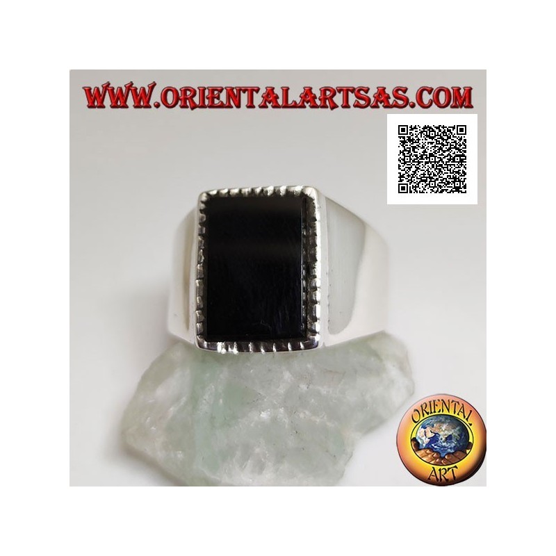 Bague en argent avec onyx rectangulaire en relief avec bord légèrement rayé sur une monture lisse