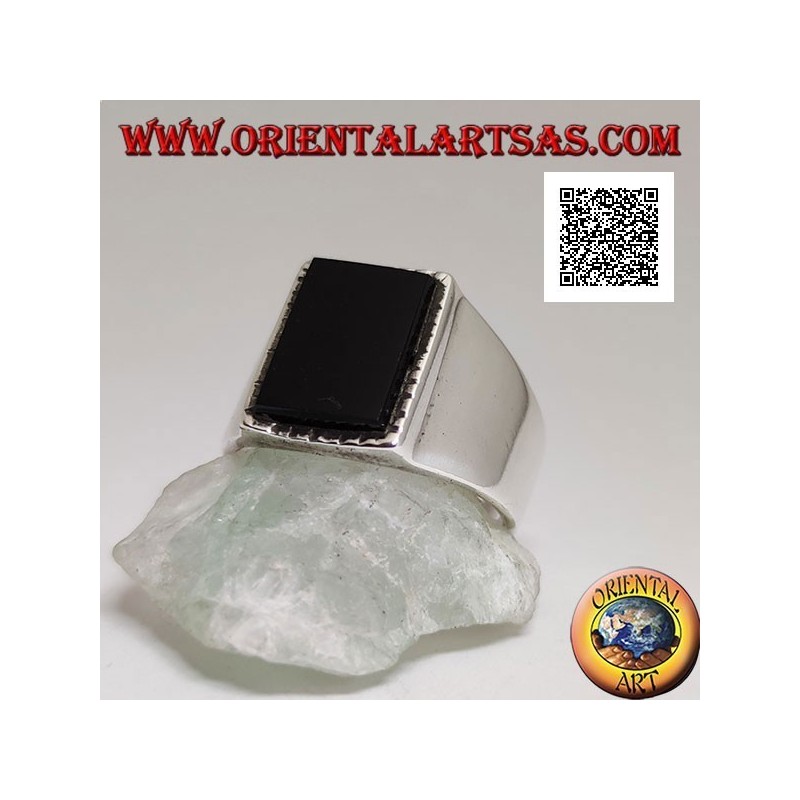 Silberring mit erhabenem rechteckigem Onyx mit leicht gestreifter Kante auf einem glatten Rahmen