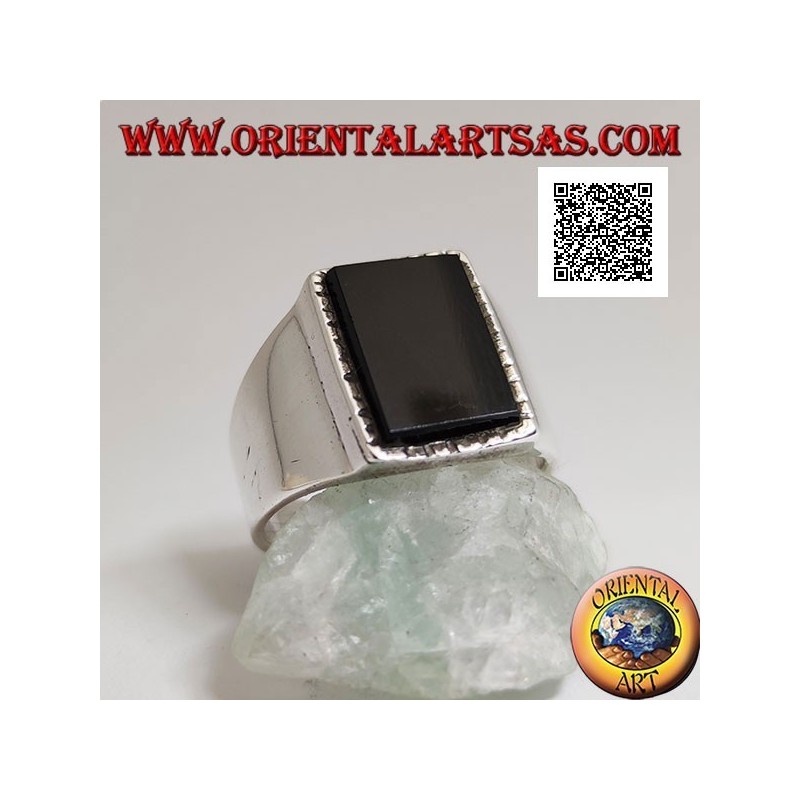 Anello in argento con onice rettangolare rialzata con bordo leggermente rigato su montatura liscia