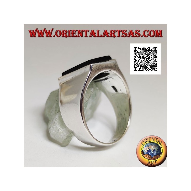 Anello in argento con onice rettangolare rialzata con bordo leggermente rigato su montatura liscia