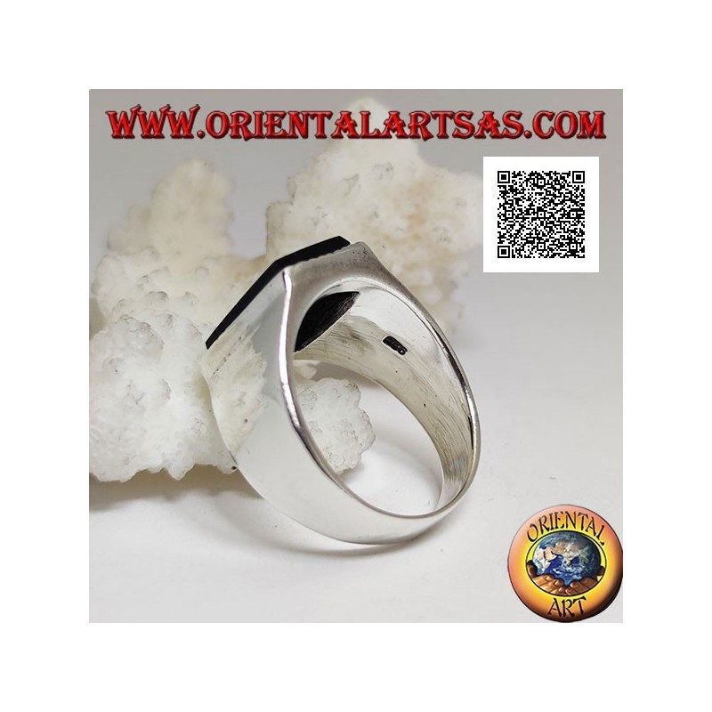 Anillo de plata con ónix rectangular en relieve con borde ligeramente rayado sobre un marco liso