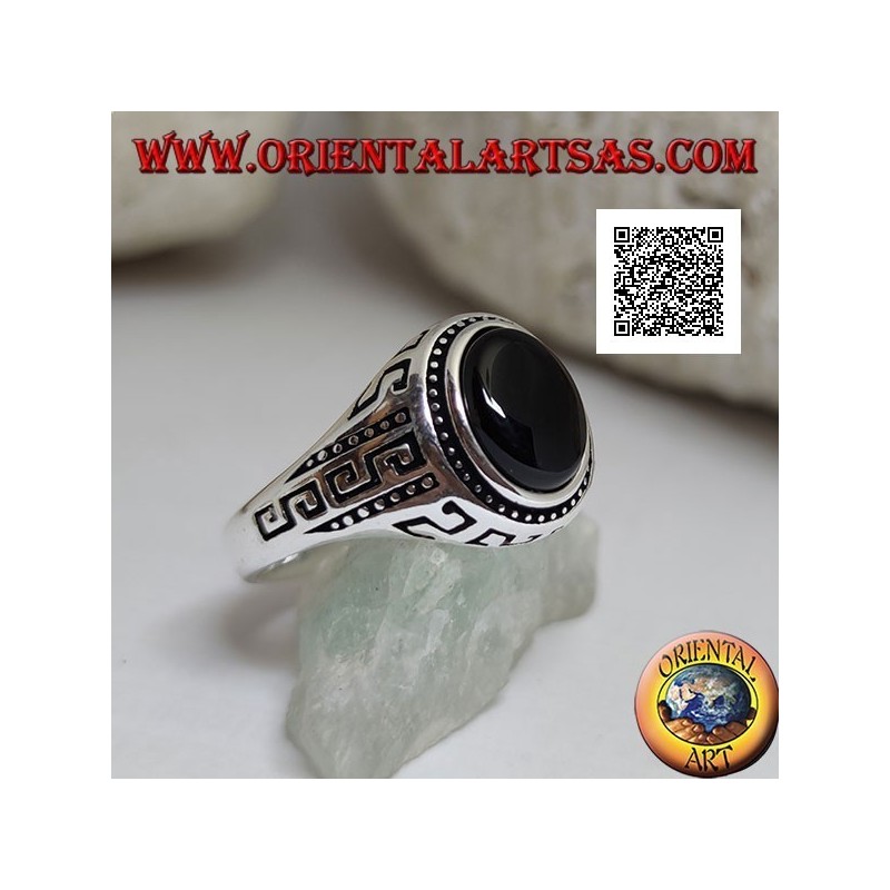 Silberring mit ovalem Cabochon-Onyx, umgeben von Scheiben und mit S-Gravuren an den Seiten