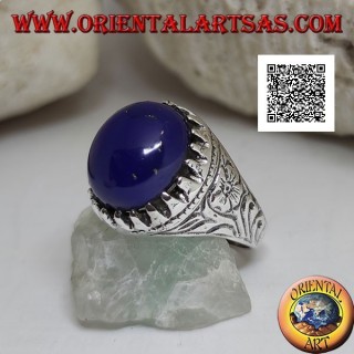 Bague en argent avec cabochon ovale lapis lazuli serti de griffes et gravures florales sur les côtés