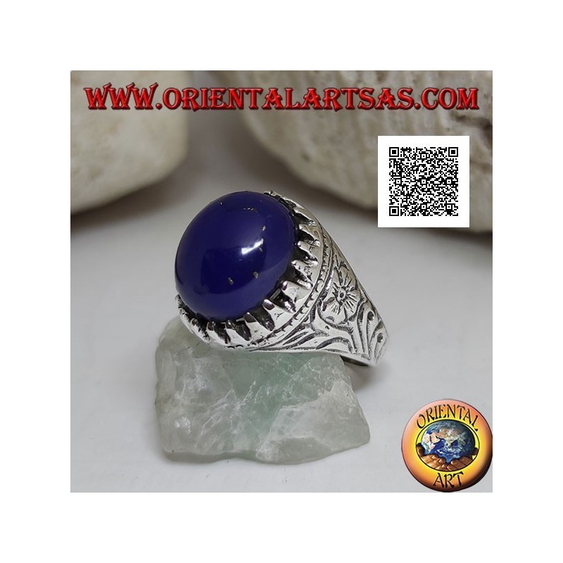 Anillo de plata con lapislázuli cabujón ovalado engastado con garras y grabados florales en los laterales