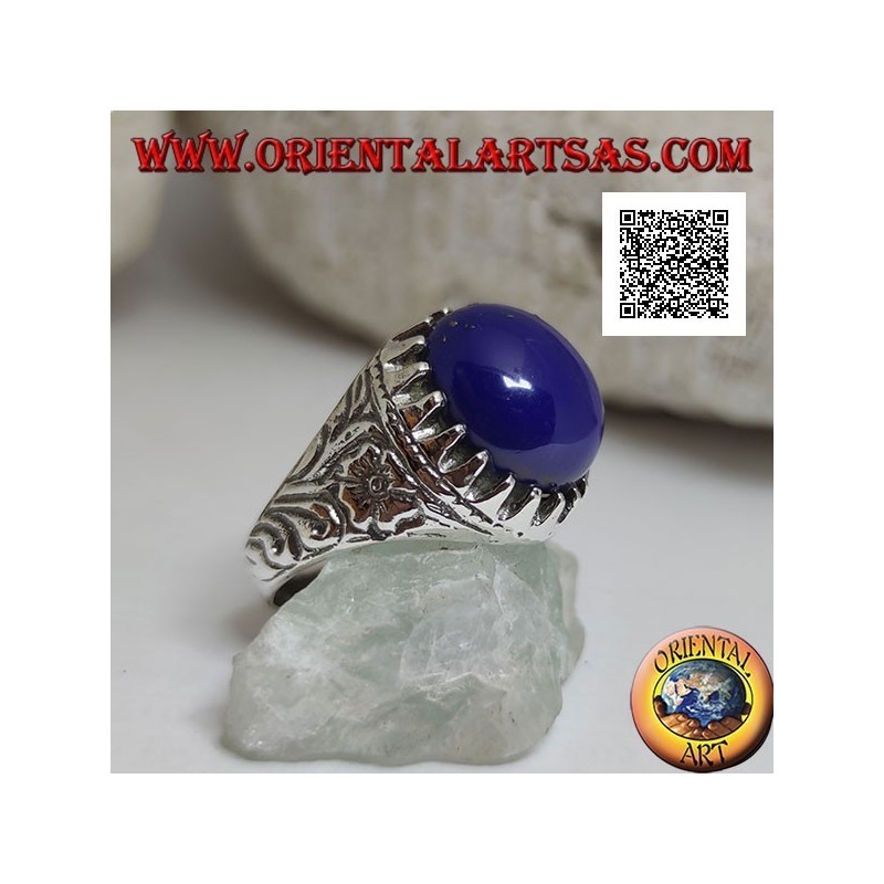 Anillo de plata con lapislázuli cabujón ovalado engastado con garras y grabados florales en los laterales