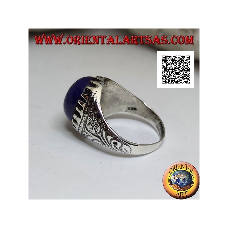 Silver ring with oval cabochon lapis lazuli set with claws and floral engravings on the sides