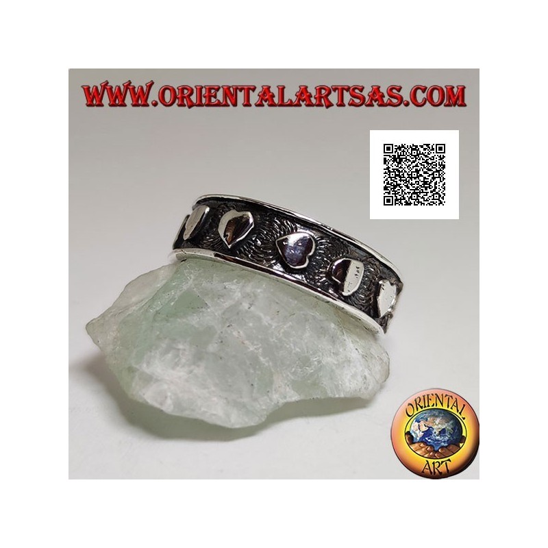 Anello in argento con cuori lisci in bassorilievo casualmente orientati 