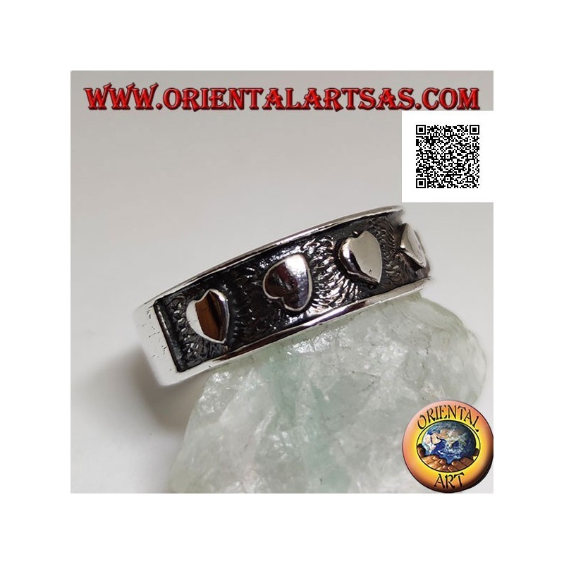Anello in argento con cuori lisci in bassorilievo casualmente orientati
