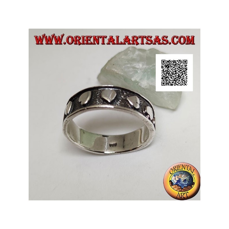 Anello in argento con cuori lisci in bassorilievo casualmente orientati