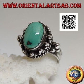 Bague en argent avec turquoise tibétaine ovale antique entourée de trio de boules et tissage (16)