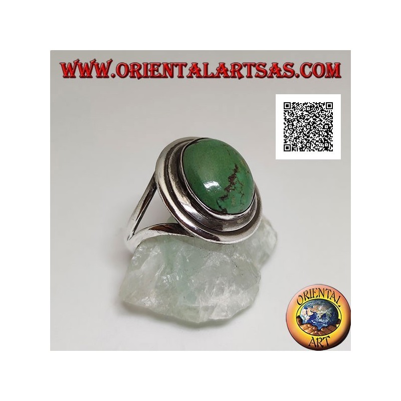 Anello in argento con turchese tibetano antico ovale con doppio bordo liscio agganciato lateralmente a due