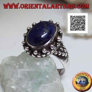 Anillo de plata con lapislázuli ovalado con decoración triangular de bolas alrededor y a los lados