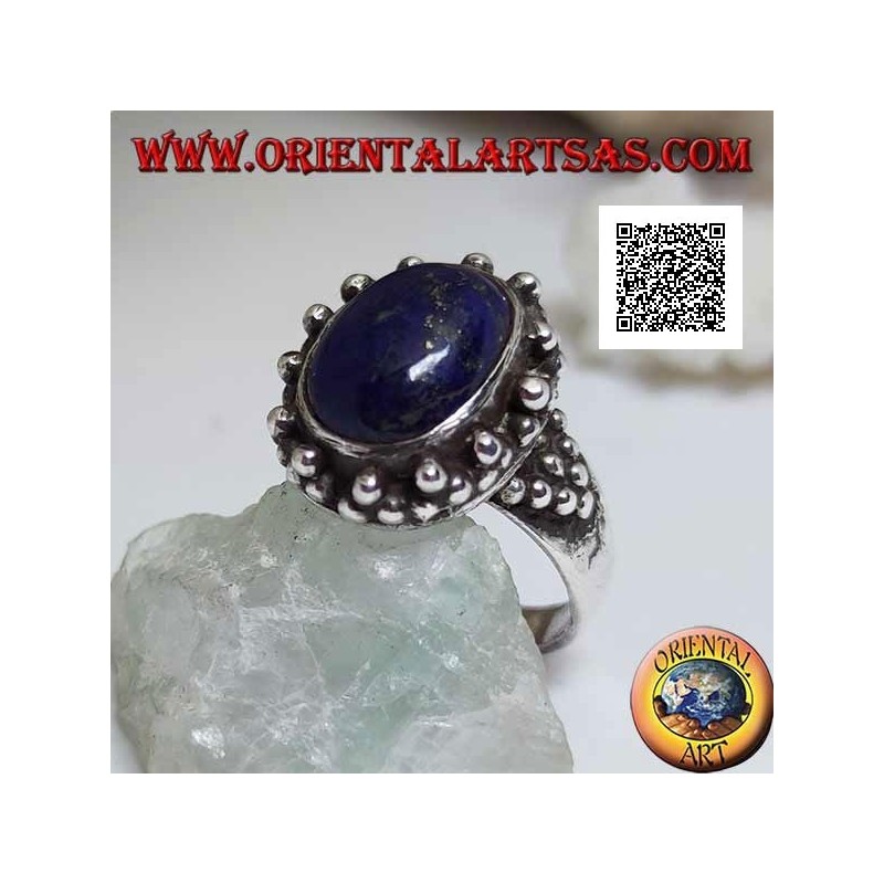 Bague en argent avec lapis lazuli ovale à décor triangulaire de boules sur et sur les côtés