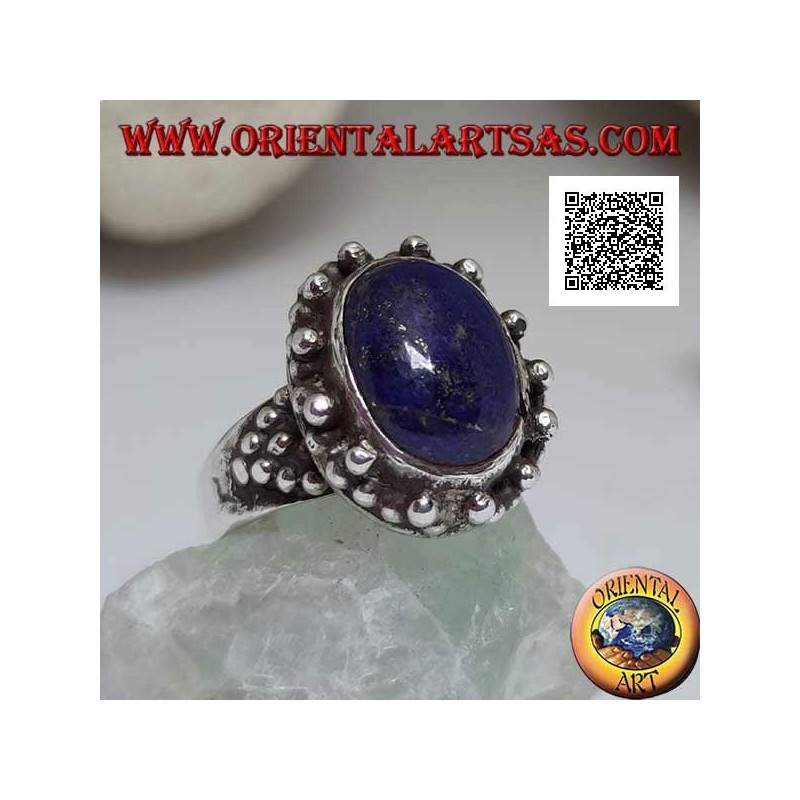 Silberring mit ovalem Lapislazuli mit dreieckiger Verzierung der Kugeln um und an den Seiten