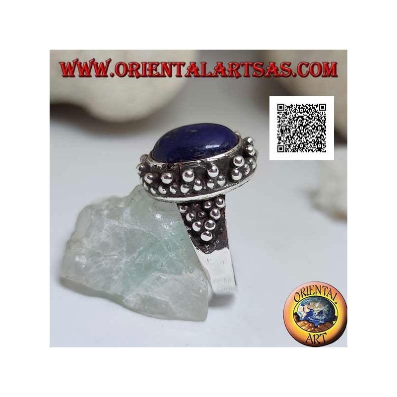 Anello in argento con lapislazzulo ovale con decorazione a triangoli di palline intorno e sui lati
