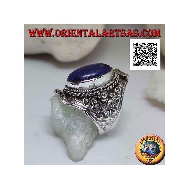 Anello in argento con lapislazzulo ovale su montatura nepalese e decoro etnico floreale in altorilievo 