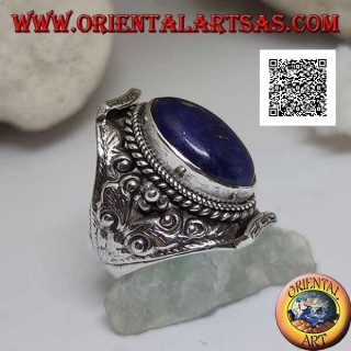 Anello in argento con lapislazzulo ovale su montatura nepalese e decoro etnico floreale in altorilievo