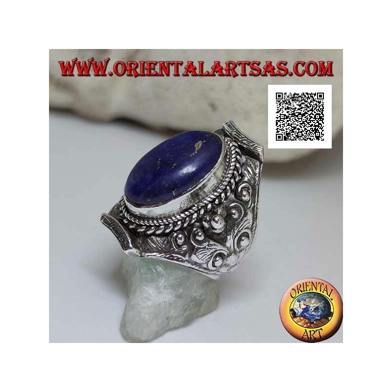 Bague en argent avec lapis lazuli ovale sur monture népalaise et décor floral ethnique en haut relief