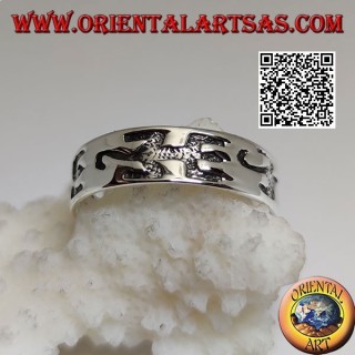 Anello in argento a fedina con lucertole stilizzate spesse incise