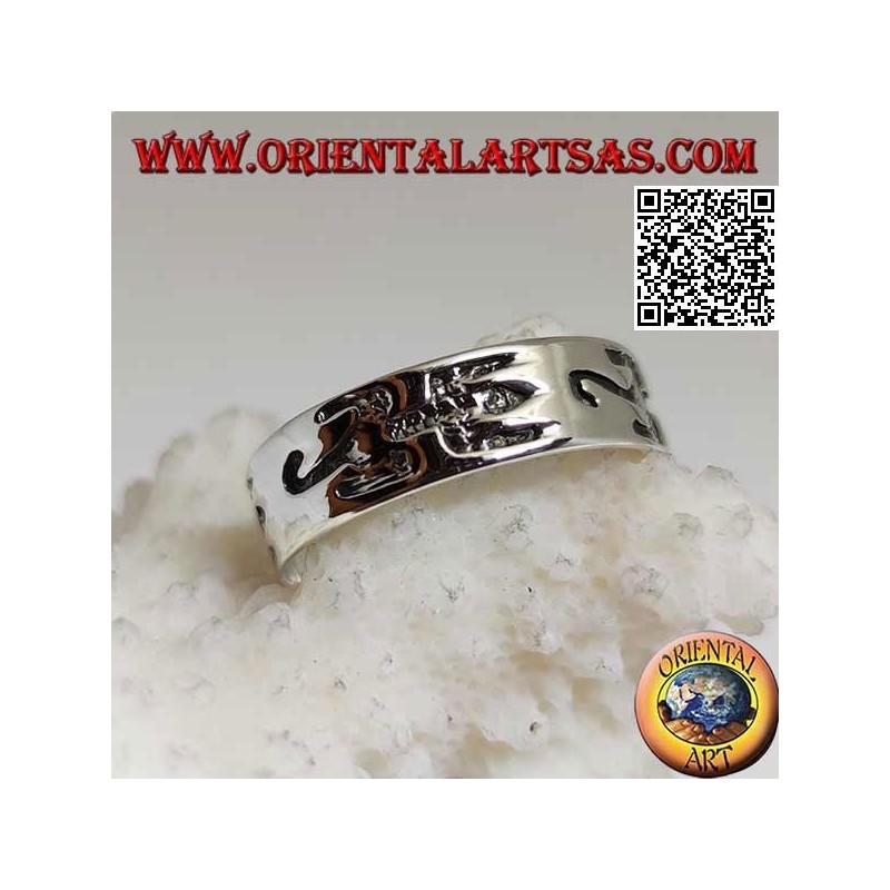 Silver ring with engraved thick stylized lizards