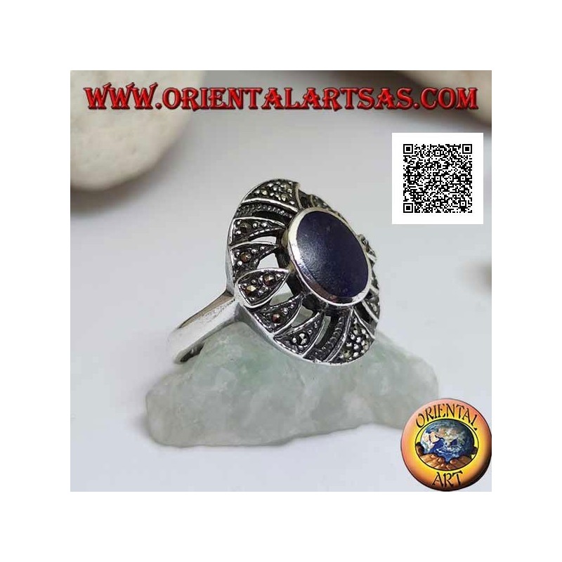 Anillo de plata con lapislázuli ovalado sobre un óvalo redondeado perforado tachonado de marcasita